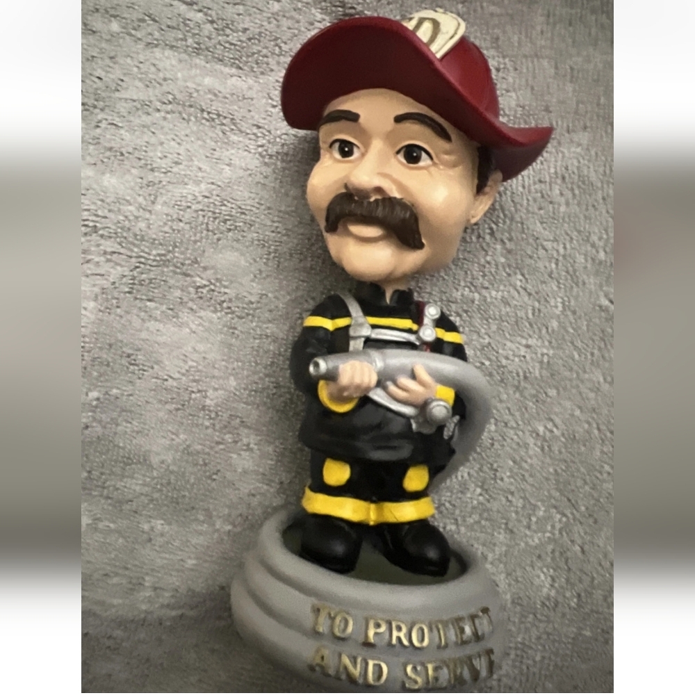 Firefighter Bobblehead Figurine - Picture 4 of 5